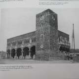 I calchi all�epoca furono disposti in un padiglione dalle fattezze di un castello-cattedrale: si articolava su due livelli e aveva persino una torre laterale a sinistra della facciata. La costruzione alla fine della mostra fu smantellata e le sculture in gesso rientrarono a Bari 